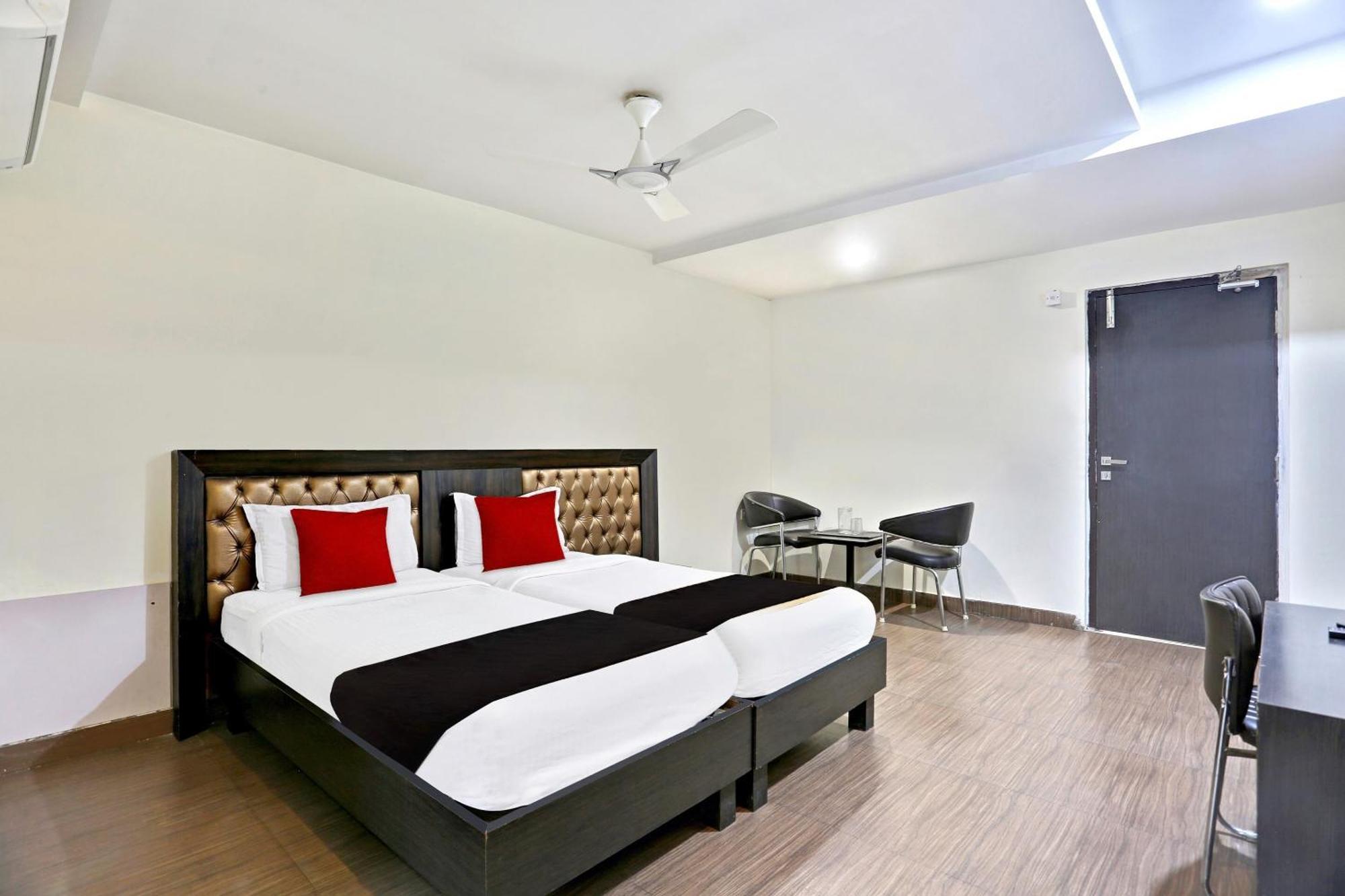 Townhouse Halcyon Deccan Inn Near Shilparamam Kondapur  Exterior foto