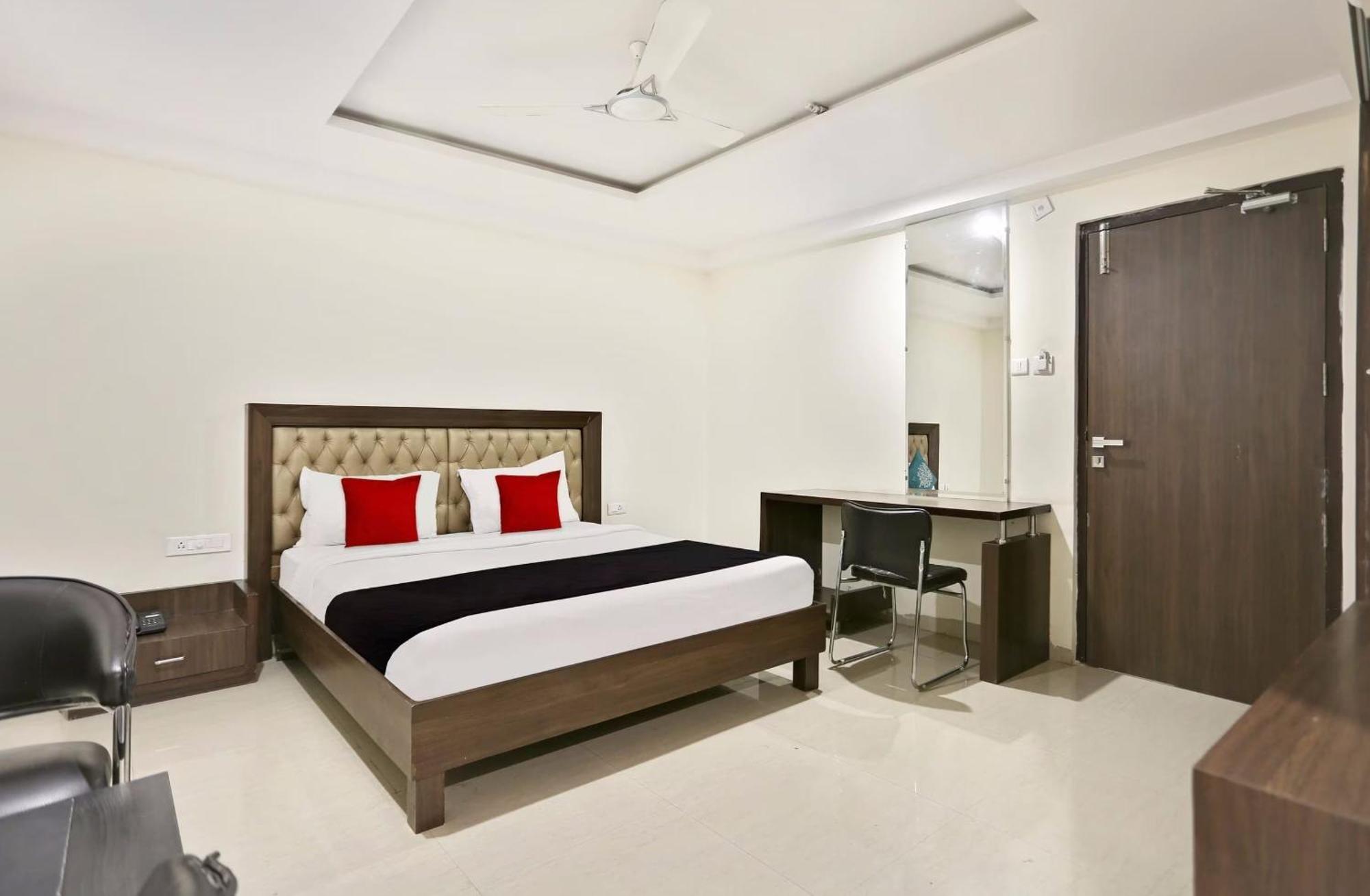 Townhouse Halcyon Deccan Inn Near Shilparamam Kondapur  Exterior foto